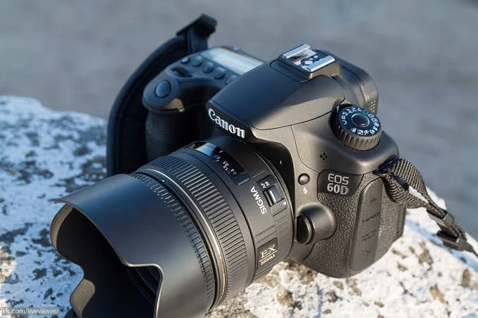 Об'єктив Sigma серії EX встановлений на дзеркальну камеру Canon EOS 60D - типова конфігурація, для якої актуальна юстировка через USB Dock.