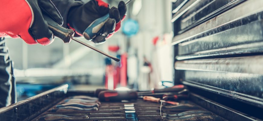 Що потрібно для базового обслуговування автомобіля у власному гаражі